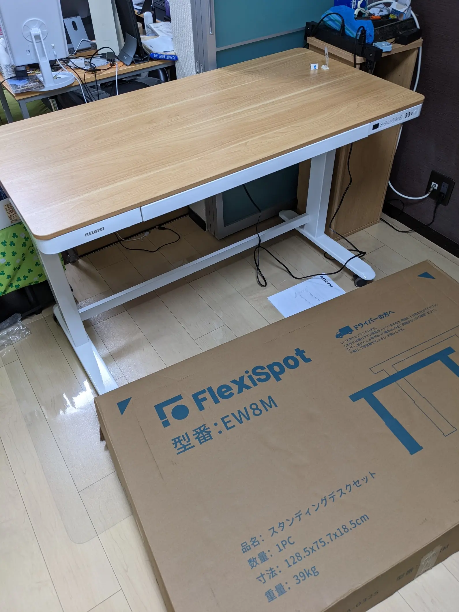 はじめての電動昇降デスク（Flexispot EW8Mレビュー） - とある会社員